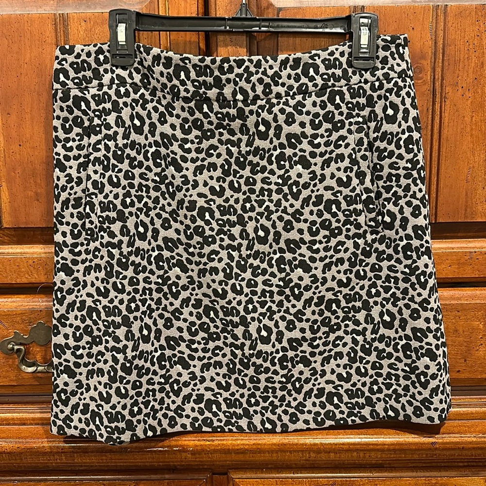 Loft Outlet Grey and Black Leopard Mini Skirt Size 12p 12 Petite